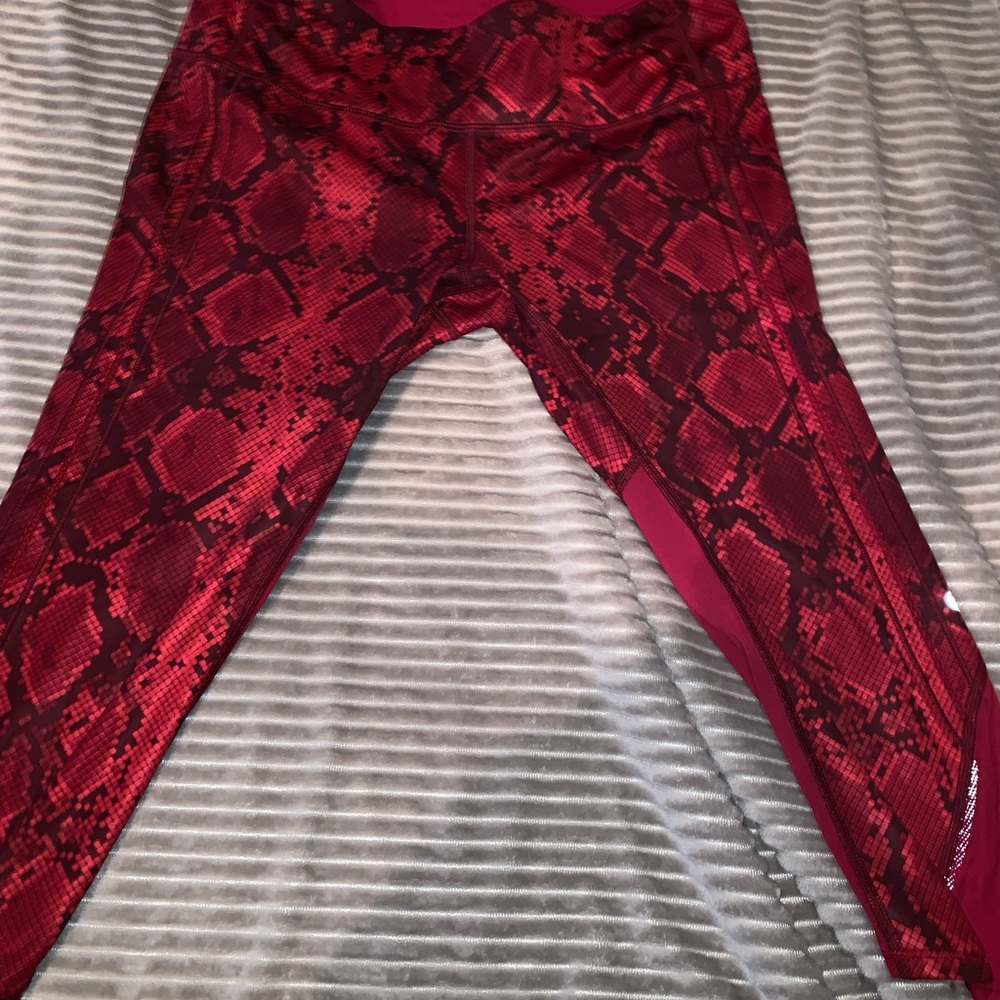 Cropped reptile red leggings
